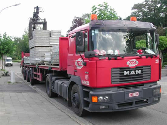  Oplegger met bekistingsmateriaal 