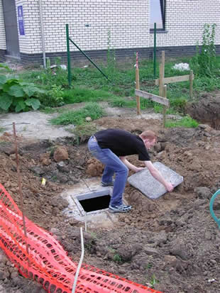  Waterdarm in regenwaterput hangen, put sluiten 