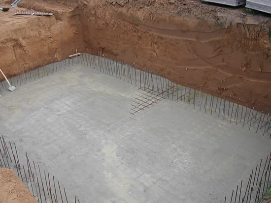 De eerste laag beton is vroeg in de ochtend gegoten 