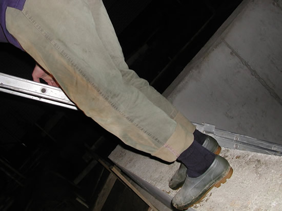  Broek goed oprollen, want in onze kelder staat wat water 