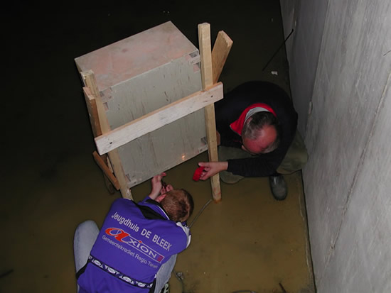  Aarding aan de werfkast bevestigen 