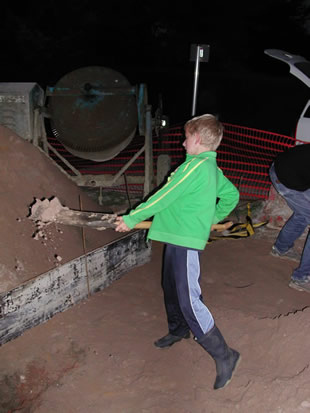  Alle zand op 1 berg samengooien. Daarna de greppel uitgraven 