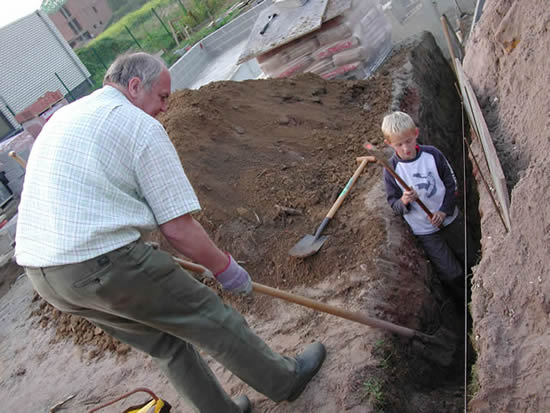  Opa en Tim zijn goed aan het werken 