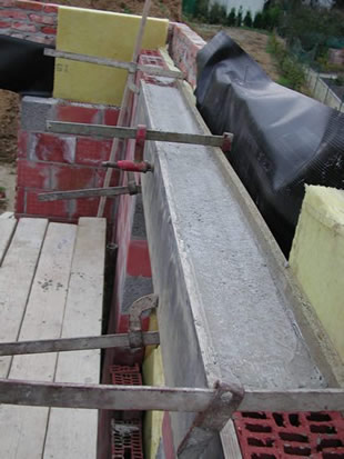  Betonnen dwarsbalk boven keukenvenster 