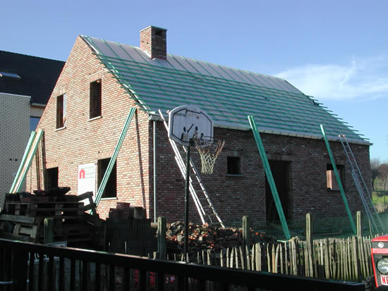  's Middags zijn bijna alle panlatten op het dak geslagen 