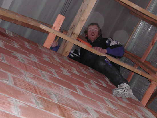  We zitten hier hoog en droog tussen de dakspanten 