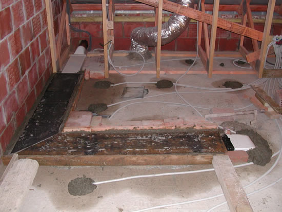  Platte afvoerbuizen, beschermd met een metalen plaat 