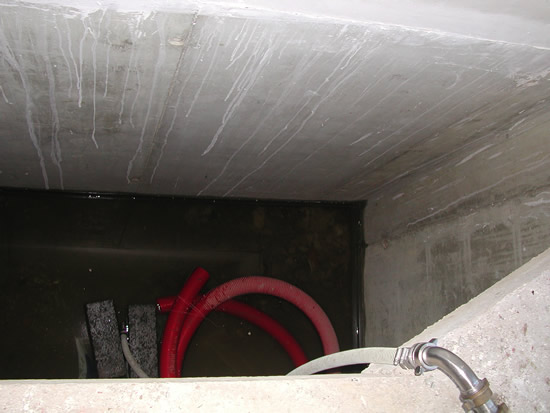  Zo'n 25cm regenwater in onze kelder 