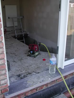  Gelukkig konden we een pomp van onze buurman lenen 