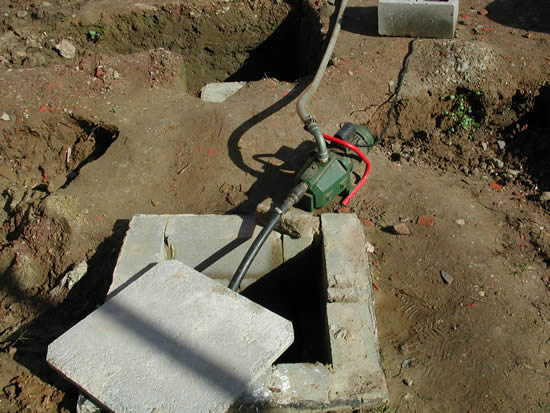  Onze waterput hebben we moeten leegpompen, anders loppt onze kelder terug vol 