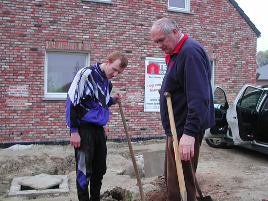  Van hierboven kunnen we Bert goed zien graven 
