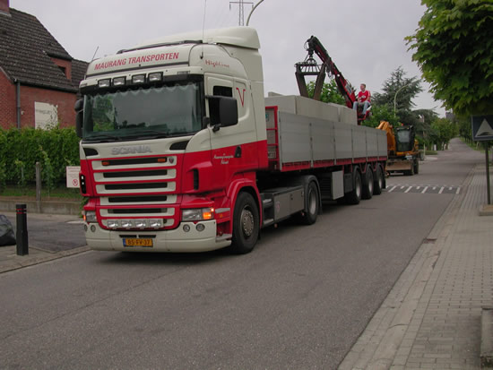  Levering van de betonnen keerwand elementen 
