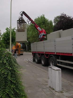  Levering van de betonnen keerwand elementen 