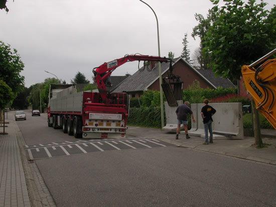 Levering van de betonnen keerwand elementen 
