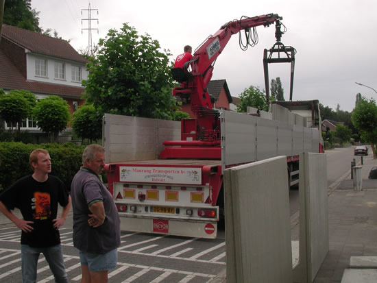  Levering van de betonnen keerwand elementen 
