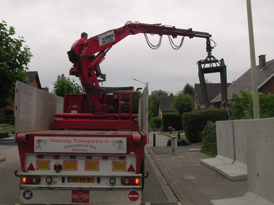  Levering van de betonnen keerwand elementen 