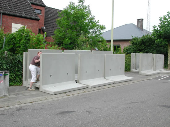  Alle elementen afgezet op de stoep 