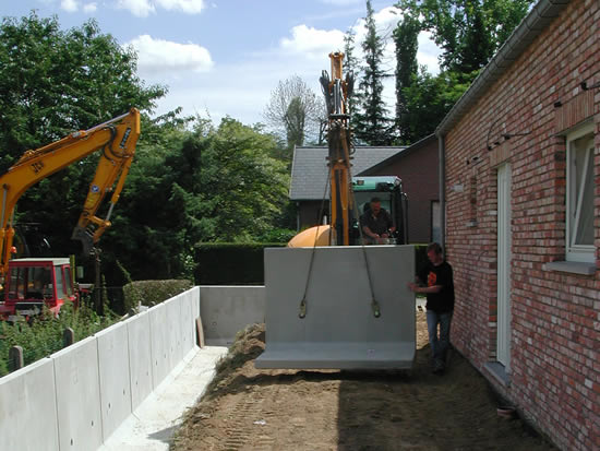  Voorzichtig met de kraan tussen keerwand en huis rijden 